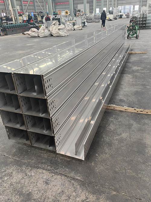 大跨距槽式加隔板