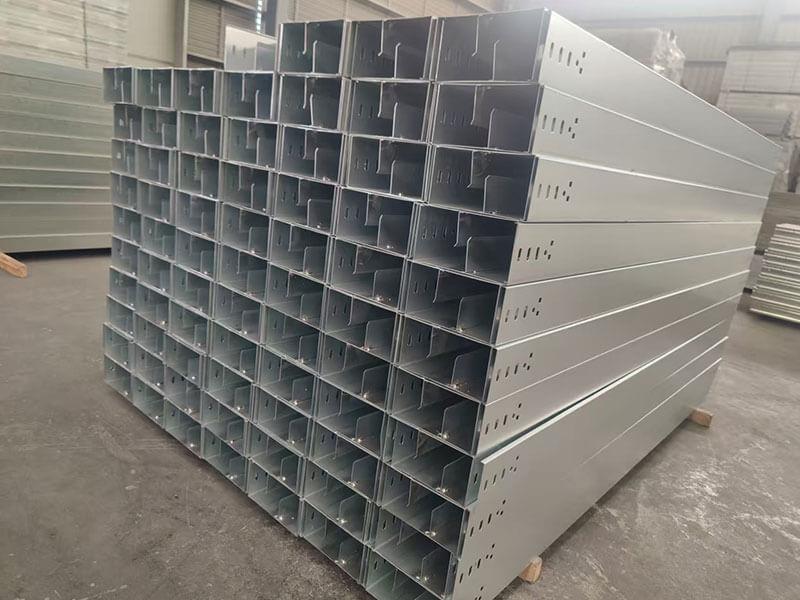 槽式桥架加隔板