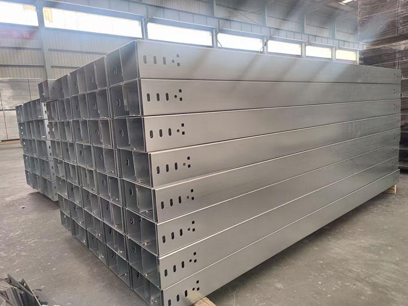 槽式桥架加隔板